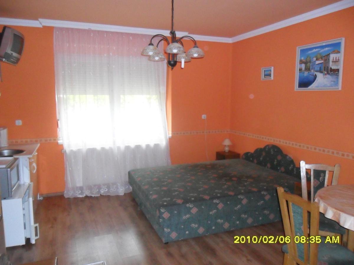 Emese Apartman Hajduszoboszlo Exterior photo